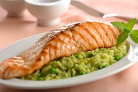 Agrega pimienta y sal al gusto 10. Salmon Y Risotto A La Menta Con Guisantes Recetas Gallina Blanca Receta Recetas De Comida Comida Etnica Cocinar Salmon
