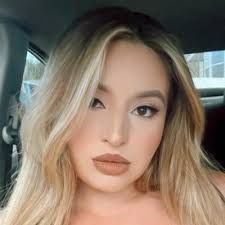 Edith Valle's Instagram, Twitter & Facebook