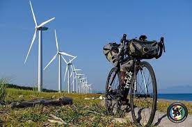 秋田県の海岸沿いに並ぶ 八竜風力発電所の風車は大きいですね junichi3902 さんより 山形 秋田 青森と自転車で東北を渡るスケールの大きい夏旅を届けていただきました 八竜風力発電所 風力発電 ritte rittebikes 今週の cyclograp bicycle