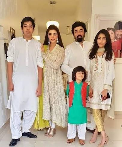 Nida Yasir along with Husband & Kids ❤