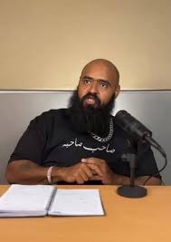 الشخص ده اسمه محمد عبد العاطي .. مش بيعمل حاجة في المحتوي بتاعه غير إنه  قائم على الألفاظ البذيئة والكلام الخارج والإيحاءات وده المحتوي بتاعه ومش بس  كده حاليا بيطلبوه عشان يمثل