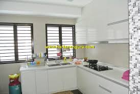 Lori pengangkut barang berhenti di hadapan sebuah rumah teres. Desain Dapur Rumah Teres 2 Tingkat Desain Rumah Minimalis