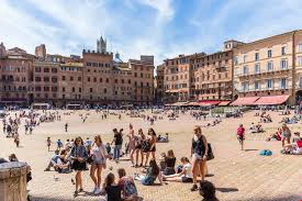 La zona intorno al duomo e a piazza del campo infatti è disseminata da ristorantini e drogherie acchiappaturisti: Siena La Guida Completa