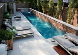 Schmale Pools Auf Wenig Platz Fur Kleine Garten Steinwand Zaun Viele Grune Pflanzen Relax Liegen In 2020 Kleiner Pool Design Schwimmbad Designs Hinterhof Designs