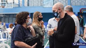 Tras el anuncio del presidente de que se prorrogará el dnu, el jefe de gobierno. Con Un Barbijo De Racing Larreta Visito El Vacunatorio De Villa Del Parque Tyc Sports
