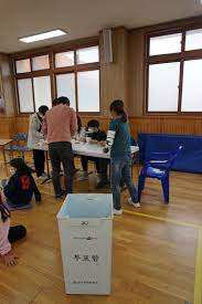 Beautiful gold and silver colours excellent condition sorry dont have the box but will be well package dispatched with royal mail 1nd. The Deep Fryer