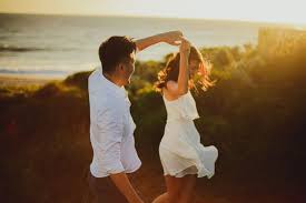 Menghadap senja foto dengan konsep senja tentu terasa sangat hangat. Siap Siap Baper 14 Ide Foto Pre Wedding Di Pantai Kala Senja Menyapa Ini Cantik Dan Bikin Deg Deg Ser
