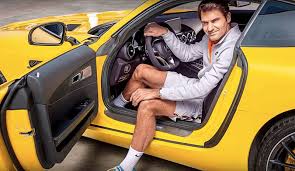 He turned pro in 1998, and with his victory at wimbledon in 2003 he became the first swiss man to win a grand slam. Roger Federer 40 Anni In Mercedes L Automobile