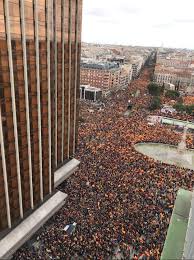 Tras perder la final de la copa sudamericana, a finales de 2019, el sabalero estuvo a un paso del descenso. Mas De 200 Mil Personas Piden La Dimision De Sanchez En Colon Madrid Lasvocesdelpueblo