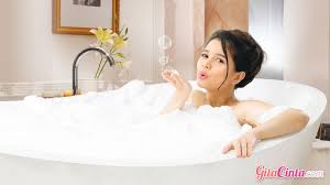 Sabun mandi antibakteri ini bebas paraben dan sulfat, serta bahan kimia yang keras, sehingga aman untuk semua jenis kulit, termasuk kulit sensitif. Sama Sama Kolam Apa Sih Beda Whirlpool Dan Jacuzzi Gitacinta Com