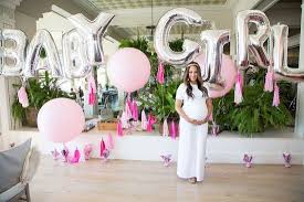 Si quieres que tu baby shower sea una fiesta divertida aquí encontrarás los juegos para baby shower más originales y tiernos. Glamorous Celebrity Baby Showers Baby Shower De Color Rosa Ducha De Chicas Vestidos Para Baby Shower