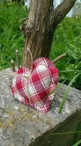 Coeur En Tissus Rouge A Carreaux Campagne Chic Accessoires De Maison Par Lestresorsdisa68 Holiday Decor Novelty Christmas Christmas Ornaments
