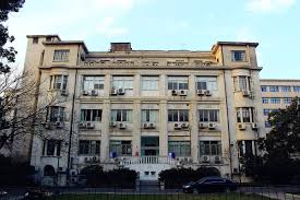 A rangsorokban jól szereplő, de amerikában gyanakodva figyelt egyetem kivette az alapító okiratából az egyetemi autonómiát, és beleírta a kínai kommunista pártot. Eye And Ent Hospital Of Fudan University Wikipedia