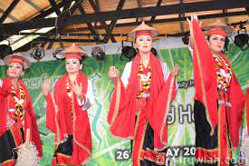 Kita harus bisa menjaga dan melestarikannya, jangan sampai hilang ditelan zaman atau bahkan diakui negara lain sebagai budaya miliknya. Tarian Tradisional Kaum Bidayuh Nama Tarian Ini Berasal Dari Dua Suku Kata Yang Berbeda