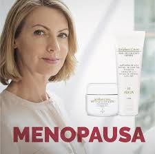 A menopausa é um período que traz uma série de transformações no corpo  feminino devido ao declínio dos níveis dos hormônios sexuais. Alterações  pós menopausa na pele incluem a redução dos níveis