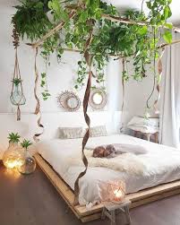 wat een dromerig bed verder maken de planten en decoraties de natuurlijke look van de kamer helemaal af fot slaapkamerideeen slaapkamer interieur slaapkamer