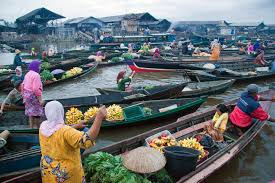 Aku baru masuk siang hari nanti, oleh karenanya aku sengaja bangun agak siang. Pasar Terapung Muara Kuin Wikipedia Bahasa Indonesia Ensiklopedia Bebas
