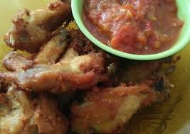 Pindahkan nasi lemak yang sudah jadi ke atas piring, tambahkan pelengkap (kacang goreng, teri, sambal, ayam goreng). Resep Ayam Goreng Ungkep Sambal Tomat Yang Lezat Sekali Sweetbuyouts