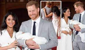 Herzogin meghan (39) und prinz harry (36) verkündeten am 06. Meghan Markle And Prince Harry Body Language In Royal Baby Photo Reveals Parenting Style Express Co Uk