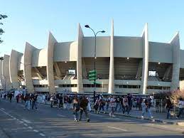 Auch der parc des princes, der 1897 als pferderennbahn eröffnet worden war, . Parc De Princes Paris Absolut Sport