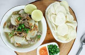 Mulai dari soto betawi dengan kuah santannya yang gurih, soto daging madura bumbu kuning, soto daging aceh, soto mie bogor, sampai soto medan dengan daging sapi yang mantap. 5 Resep Soto Bandung Kuah Bening Pakai Lobak Terasa Segar
