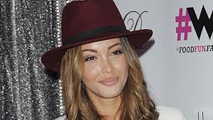 Nabilla, exclue du Petit Robert, elle s'en moque sur Twitter