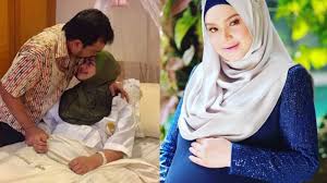 Siti nurhaliza umur 15 tahun pertama kali menyanyikan lagu raya selepas bergelar artis. 11 Tahun Menanti Siti Nurhaliza Baru Saja Melahirkan Anak Pertama Selamat Tribun Solo
