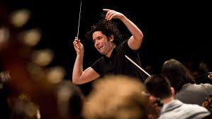 Gustavo dudamel conducts the venezuelan youth orchestra simón bolívar and the venezuelan brass ensemble. Slideshow Gustavo Dudamel Makes Whirlwind Visit To Mit Mit News Massachusetts Institute Of Technology