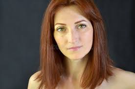 Occhi Della Ragazza Con Capelli Rossi Ed Occhi Verdi Con Le Lentiggini Con  Le Estensioni Del Ciglio Sul Cercare Scuro Del Fondo Immagine Stock