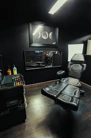 How To Choose A Tattoo Studio For Your Next Ink Estudio De Tatuagem Decoracao De Estudio Studio De Tatuagem
