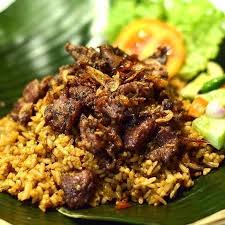 Masukkan nasi bersama daun bawang dan seledri ke dalamnya, campurkan kembali. Talk Talk Korea