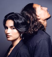 Su mirada es un misil de largo alcance ….