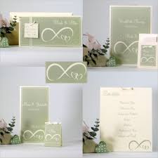 Ein schimmerndes, hellgrünes satinband säumt diese moderne einladungskarte für eure hochzeit. Hochzeit Grun Hochzeitseinladungen Menukarten Uvm