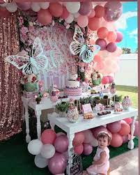 La decoracion para un cumpleaños de mariposa es ideal para niñas, sin importar cual sea la edad, pues aunque parece mas apropiada para niñas pequeñas, también lo es para adolescentes, ya que las fiestas de quince años decoradas con este tema son muy emotivas, ya que al igual que una oruga deja el capullo para convertirse en mariposa, la niña. Pin On Decoraciones Fiestas