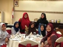 Meja makan terbaru ini pada dasarnya sangat cocok di gunakan untuk interior. Table Manner Dan Bartender Show Di Jayakarta Hotel And Resort Program Studi Vokasi Bisnis Jasa Makanan