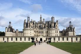 Le château de madrid, d'abord appelé château de boulogne, est une résidence royale bâtie dans le bois de boulogne.construit à partir de 1528 1 sur l'ordre du roi de france françois i er et achevé pour son fils henri ii, il fut entièrement démoli à la fin du xviii e siècle. Chambord Castle Chambord 1685 Structurae