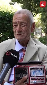 Eskişehir'de pazarda hamallık yapan Ali Ilgın, işten çıktıktan sonra takım  elbise giyip teybi ile birlikte müzik eşliğinde sokak sokak dolaşarak dans  ediyor., Şehrin renkli kişiliklerinden birisi olan ...