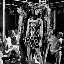 La gonna è composta da pannelli d'oro incrostati di diamanti e ci sono volute 2000 ore di lavoro per asse. Storypacorabanne Paco Rabanne