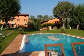 Travi a vista e finiture di lusso.lappartamento è composto da un'ampia. Appartamenti Ville Casali In Vendita Sul Lago Di Garda