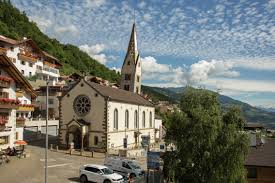 A library, tennis courts and a bar are offered at hotel haus an der luck barbiano, located 1.2 km from parrocchia di ponte gardena. Unterkunfte In Barbian Urlaub In Sudtirol