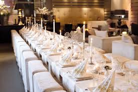 Schlicht Aber Dennoch Ergreifend Die Klassische Weisse Tischdekoration Mit Goldenen Und Silbernen Elementen Schneefloc Tisch Tischdekoration Gedeckter Tisch