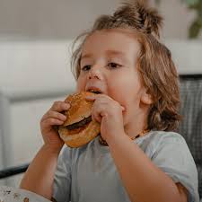 🍔 Anne burger •Musqa Burger üretimi olan ürünlerin hiçbirinde gıda katkı,  koruyucu ve renklendirici madde içermez. Özellikle 'Küçük Musqacılar' bizim  için çok kıymetli. #musqa #burger #musqacı #erzurum #anneburger