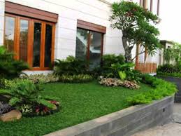 Mari kembangkan pesona taman dengan membuat bukit kecil layaknya oasis di depan rumah. 15 Gambar Desain Taman Halaman Depan Rumah