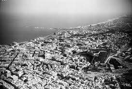 صورة جوية للإسكندرية ١٩٢٩ ويبدو على اليمين تل كوم الدكة والذي اكتشف أسفله المسرح الروماني Alexandria Egypt History