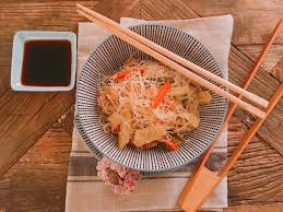 Gli spaghetti di soia è uno dei piatti più conosciuti e amati da tante persone, oggi prepariamo una versione semplice anche a. Pad Thai Spaghetti Di Riso Verdure Carne E Pesce Assaporiamo