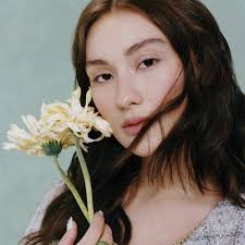 Yellowjackets” Star Samantha Hanratty Talks Misty, Fan Theories, and Being  a “Bratty Disney Kid”