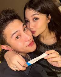 Istri Julian Jacob Melahirkan Anak Pertama, Netizen Auto jadi Kalkulator :  Okezone Celebrity