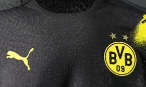 Y no podía faltar el color fuxia en el sponsor de evonik. La Llamativa Camiseta Visitante Del Borussia Dortmund 2020 2021
