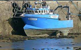 Roscoff Vieux Port Et Chenal 6 Decembre 2013 Fishing Boats Boat Light Box