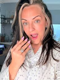 It is wrong that just 3 rings are falling off. It should be some noodlehair  also 🤣